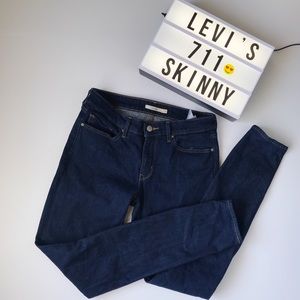 Levi’s 711 Skinny Jeans dark blue wash